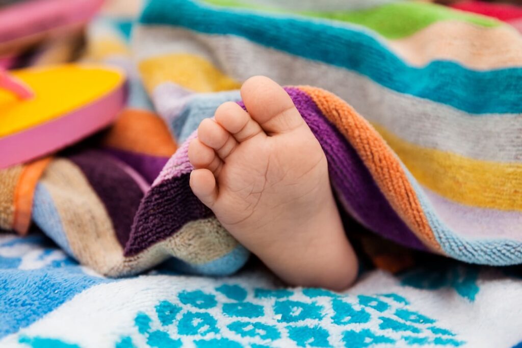 bebe cabeza pequeña